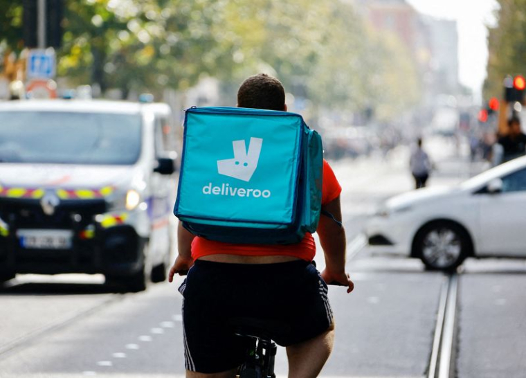 Un livreur portant un sac à dos Deliveroo