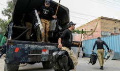 Des policiers déployés à Peshawar, la capitale de la province pakistanaise de Khyber Pakhtunkhwa, où des milliers de partisans de l'ex-Premier ministre emprisonné Imran Khan défilent pour exiger sa libération, le 11 octobre 2026 ( AFP / Abdul MAJEED )