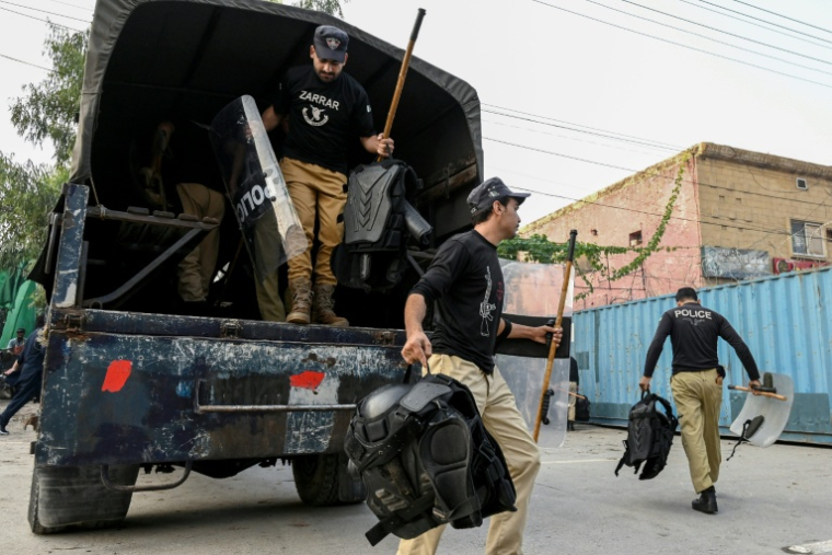 Des policiers déployés à Peshawar, la capitale de la province pakistanaise de Khyber Pakhtunkhwa, où des milliers de partisans de l'ex-Premier ministre emprisonné Imran Khan défilent pour exiger sa libération, le 11 octobre 2026 ( AFP / Abdul MAJEED )