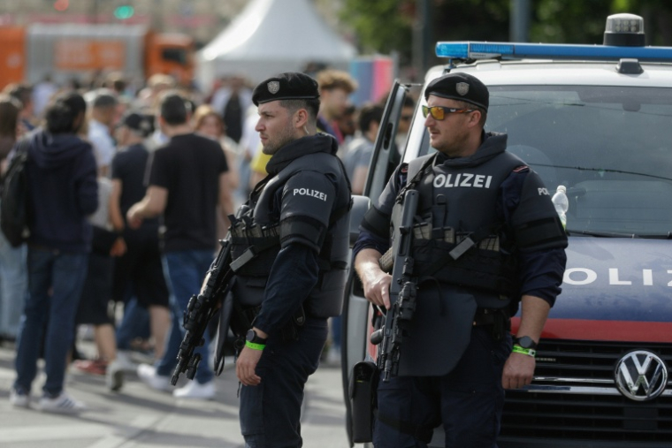 Une patrouille de police près de la zone réservée aux fans de l'Eurovision à Vienne le 10 mai 2026 ( AFP / Alex HALADA )