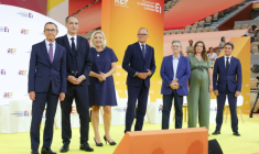 Bruno Retailleau, Raphaël Glucksmann, Marine Le Pen, Edouard Philippe, Jean-Luc Mélenchon, Marine Tondelier et Gabriel Attal posent avant un débat organisé par le Medef, le 27 août 2026 à Paris ( AFP / Thomas SAMSON )