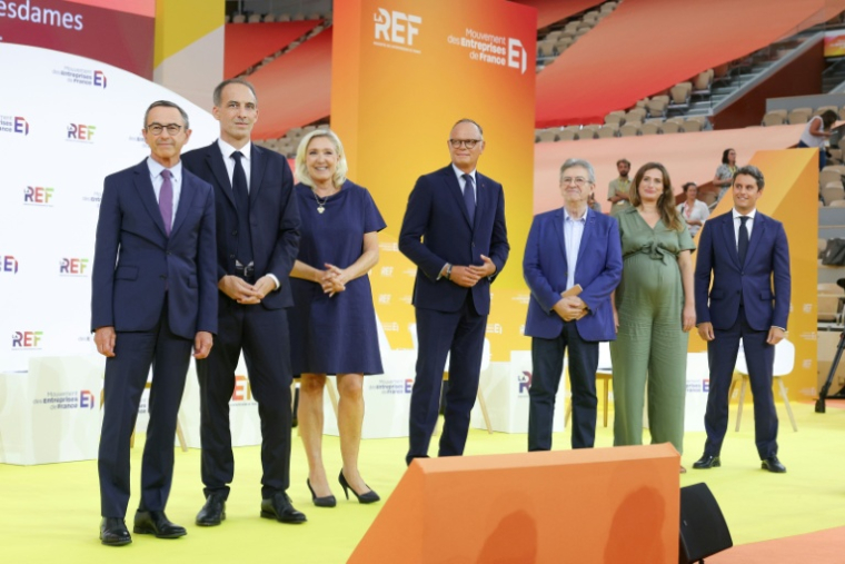 Bruno Retailleau, Raphaël Glucksmann, Marine Le Pen, Edouard Philippe, Jean-Luc Mélenchon, Marine Tondelier et Gabriel Attal posent avant un débat organisé par le Medef, le 27 août 2026 à Paris ( AFP / Thomas SAMSON )