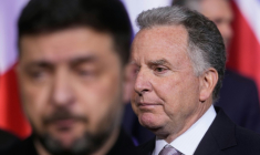 Le président ukrainien Volodymyr Zelenskyy et l'envoyé spécial américain Steve Witkoff lors d'une photo de famille le 15 décembre 2025à Berlin ( POOL / Markus Schreiber )