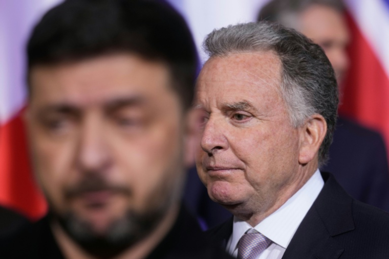 Le président ukrainien Volodymyr Zelenskyy et l'envoyé spécial américain Steve Witkoff lors d'une photo de famille le 15 décembre 2025à Berlin ( POOL / Markus Schreiber )