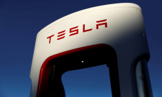 TESLA BAT LE CONSENSUS AU 3E TRIMESTRE, LE TITRE GRIMPE