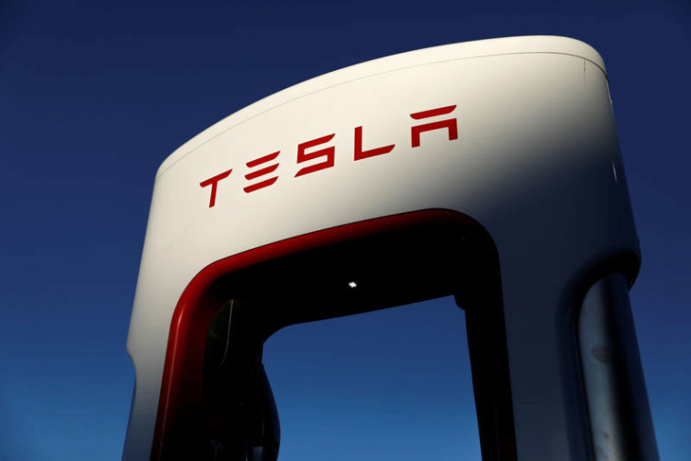 TESLA BAT LE CONSENSUS AU 3E TRIMESTRE, LE TITRE GRIMPE