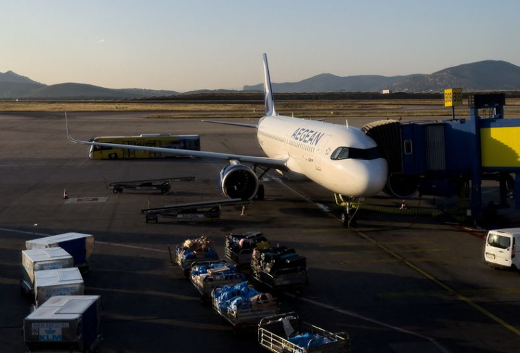 Un Airbus A320 de la compagnie aérienne grecque Aegean est vu à l'aéroport international Elefthérios Venizélos d'Athènes