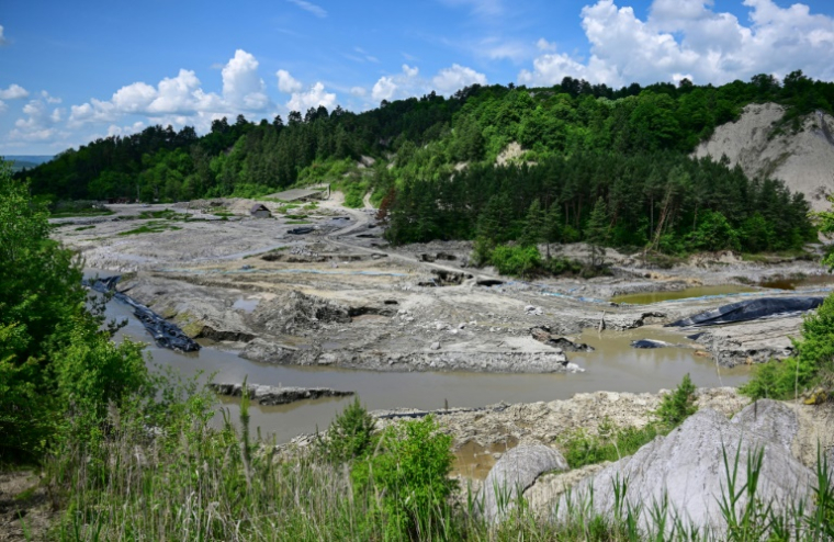 Vue de la rivière Corund à Praïd, en Roumanie, le 2 juin 2025 ( AFP / Daniel MIHAILESCU )
