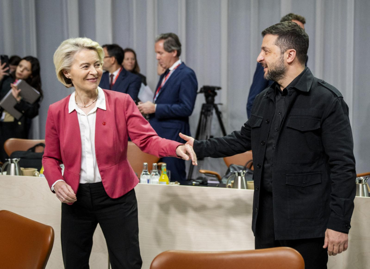 La présidente de la Commission européenne, Ursula Von der Leyen et le président ukrainien, Volodymyr Zelensky lors du 7ème sommet de la Communauté politique européenne (CPE) au Bella Center de Copenhague, le 2 octobre 2025. ( Ritzau Scanpix / IDA MARIE ODGAARD )