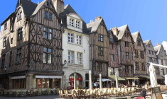 Acheter un studio dans une ville moyenne ou opter pour un démembrement de propriété peuvent permettre d'investir dans l'immobilier pour moins de 100.000 euros. (© Phovoir)