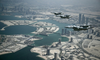 Des appareils de l'armée de l'air qatarie escortent l'avion transportant le président américain Donald Trump qui s'apprête à atterrir à Doha, le 14 mai 2025 ( AFP / Brendan SMIALOWSKI )