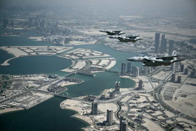 Des appareils de l'armée de l'air qatarie escortent l'avion transportant le président américain Donald Trump qui s'apprête à atterrir à Doha, le 14 mai 2025 ( AFP / Brendan SMIALOWSKI )