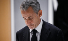L'ancien président Nicolas Sarkozy quitte le tribunal de Paris après le verdict dans le procès libyen, le 25 septembre 2025 ( AFP / JULIEN DE ROSA )