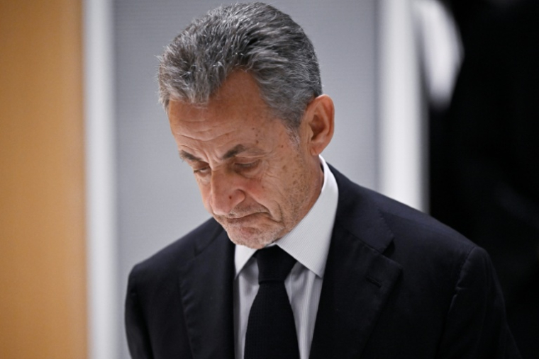 L'ancien président Nicolas Sarkozy quitte le tribunal de Paris après le verdict dans le procès libyen, le 25 septembre 2025 ( AFP / JULIEN DE ROSA )