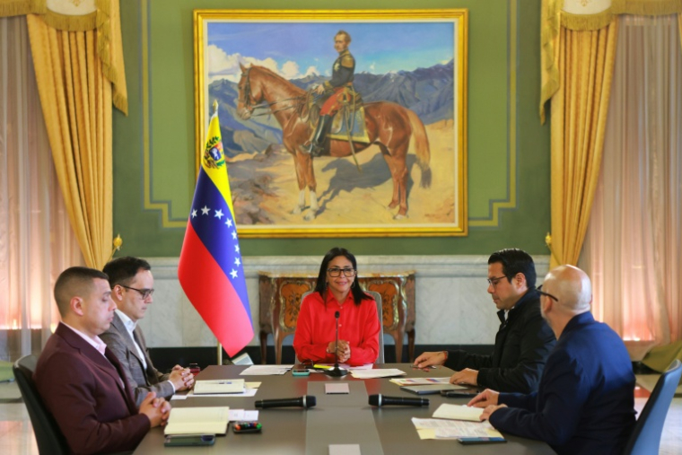 Photo diffusée par le service de presse de la présidence vénézuélienne montre la présidente par intérim du Venezuela, Delcy Rodriguez (centre), en conversation notamment avec le nouveau ministre du Centre international pour l'investissement productif, Calixto Ortega (au centre à gauche), lors d'une réunion au palais présidentiel de Miraflores à Caracas, le 19 janvier 2026 ( Venezuelan Presidency / Marcelo Garcia )