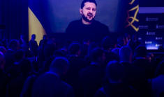 Les participants à un forum sur la sécurité à Varsovie écoutent le président ukrainien Volodymyr Zelensky par visioconférence le 12 octobre 2026 ( AFP / Wojtek RADWANSKI )