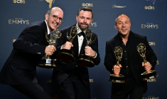 De gauche à droite: Jack Thorne, Philip Barantini et Stephen Graham brandissent les Emmy Awards décernés à la série "Adolescence", le 14 septembre 2025 à Los Angeles ( AFP / Frederic J. Brown )