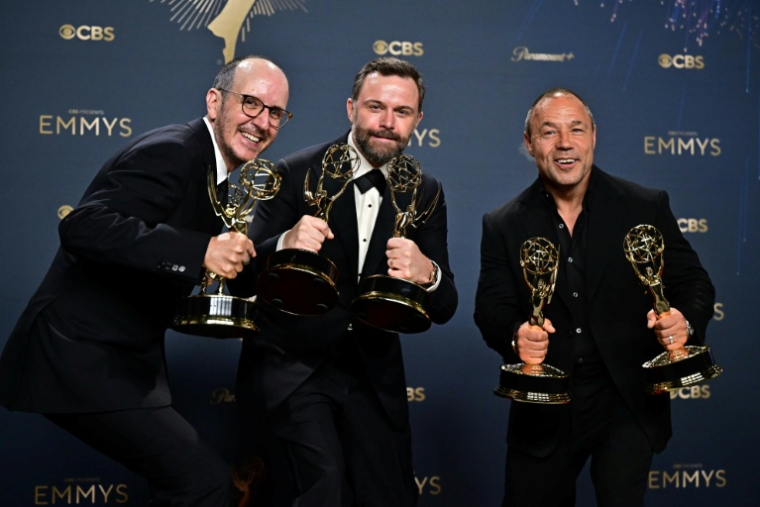 De gauche à droite: Jack Thorne, Philip Barantini et Stephen Graham brandissent les Emmy Awards décernés à la série "Adolescence", le 14 septembre 2025 à Los Angeles ( AFP / Frederic J. Brown )