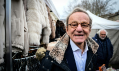 Alain Carignon, ancien ministre et ancien maire de Grenoble, candidat tête de liste des Républicains à la mairie de Grenoble, distribue des tracts de campagne sur un marché, le 7 février 2026 à Grenoble ( AFP / OLIVIER CHASSIGNOLE )