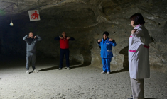 La médecin Anouch Vosknian (d) dirige un exercice pour des patients du Centre de spéléothérapie, une clinique creusée dans la mine de sel gris d'Avan, près d'Erevan, le 5 février 2026 en Arménie ( AFP / KAREN MINASYAN )