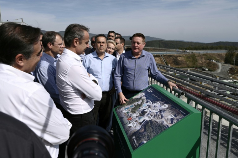 Le Premier ministre grec visite la mine d'or et de cuivre de Skouries lors de son inauguration dans la péninsule de Chalcidique, dans le nord de la Grèce, le 8 octobre 2026 ( AFP / Sakis Mitrolidis )