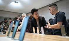 L’État mettra en place en 2024 un bonus réparation de 25 euros pour inciter les particuliers à faire réparer leurs écrans de smartphones cassés.  ( GETTY IMAGES NORTH AMERICA / DREW ANGERER )