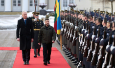 Photo prise et transmise par les services de la présidence ukrainienne le 25 janvier 2026 montrant le président ukrainien Volodymyr Zelensky (D) et son homologue lituanien Gitanas Nauseda lors d'une revue militaire à Vilnius ( UKRAINIAN PRESIDENTIAL PRESS SERVICE / Handout )