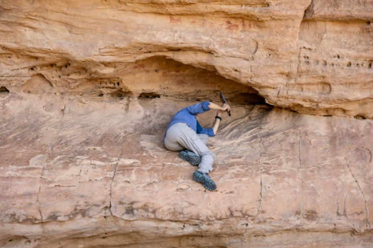 Frédérique Duquesnoy, photographie des peintures sur le site de Terkei rock art, dans l'Ennedi-Ouest, au Tchad, le 13 juillet 2025 ( AFP / Joris Bolomey )