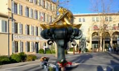 Une statue de Brigitte Bardot dans ke centre de Saint-Tropez, photographiée le 28 décembre 2025 ( AFP / FREDERIC DIDES )