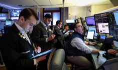 Des traders travaillent à la bourse de New York