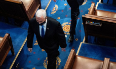 SCÈNES DE CHAOS À WASHINGTON, TRUMP APPELLE SES PARTISANS À RESTER PACIFIQUES