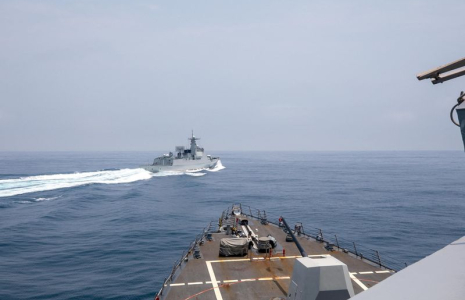 Un navire de guerre chinois navigue près d'un destroyer américain dans le détroit de Taïwan