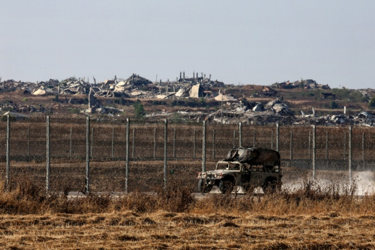 Un véhicule militaire israélien roule le long de la frontière avec la bande de Gaza, le 10 juin 2026 ( AFP / Jack GUEZ )