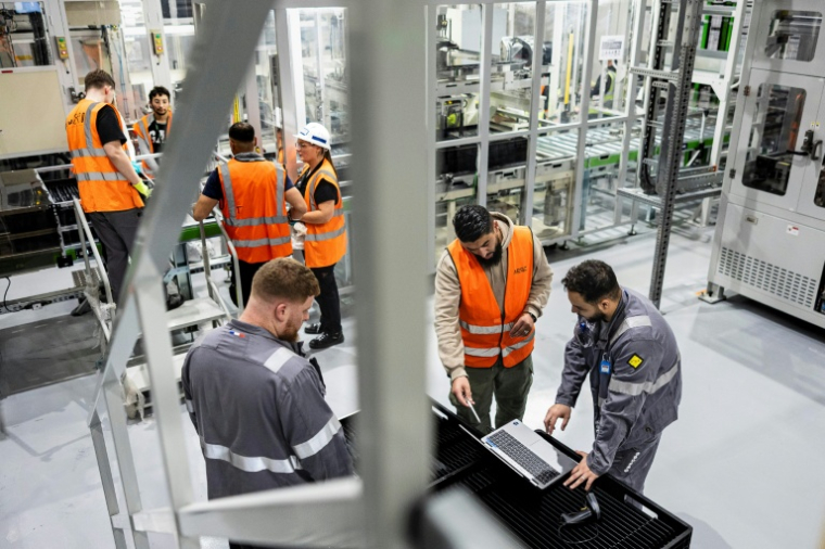 Dans l'usine du fabricant de batteries lithium-ion pour véhicules électriques AESC (Automotive Energy Supply Corporation), à Lambres-lez-Douai (Nord), le 13 novembre 2025 ( AFP / Sameer Al-DOUMY )