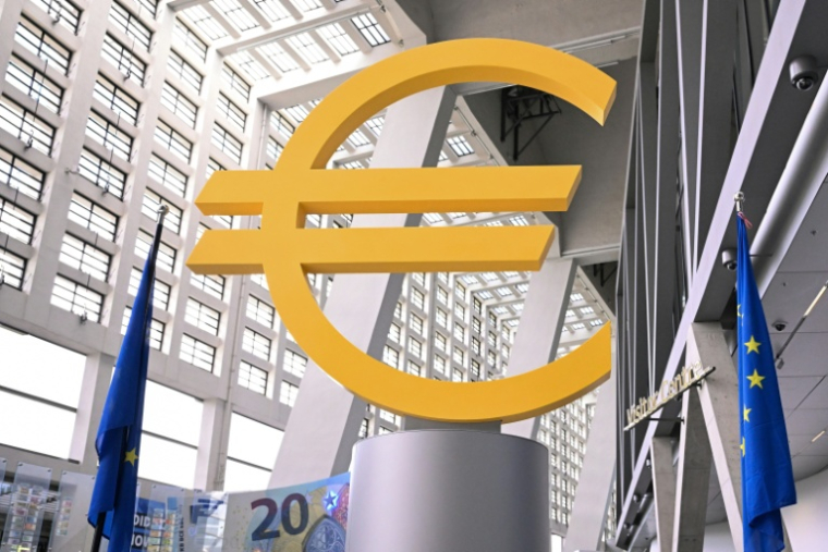Le logo de l'Euro au siège de la BCE, le 11 juin 2026 à Francfort, en Allemagne ( AFP / Kirill KUDRYAVTSEV )