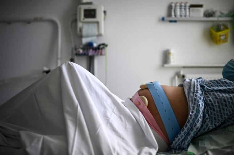 Les fortes chaleurs, de plus en plus fréquentes à cause du réchauffement climatique, augmentent les risques pour les femmes enceintes et leurs bébés, selon des scientifiques ( AFP / Christophe ARCHAMBAULT )