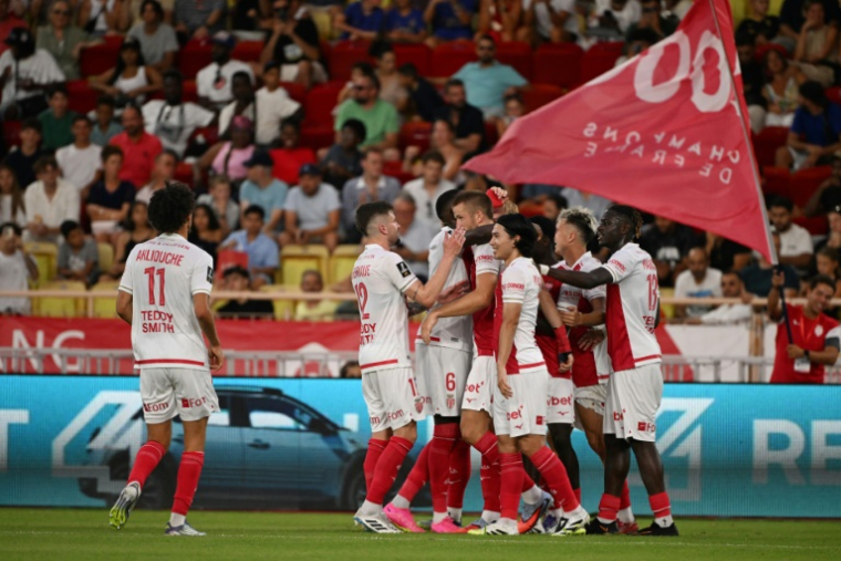Les joueurs de Monaco se congratulent après le but d'Eric Dier face au Havre, le 16 août 2025 au stade Louis-II ( AFP / Miguel MEDINA )