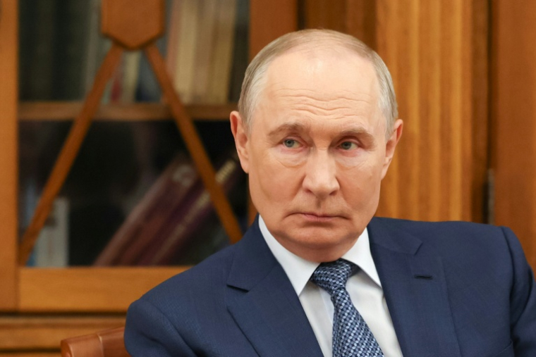 Sur cette photo diffusée par l'agence de presse russe Sputnik, le président russe Vladimir Poutine assiste à une réunion avec des étudiants de l'Université pédagogique d'Etat de Moscou, le 29 août 2026 ( POOL / Vyacheslav PROKOFYEV )