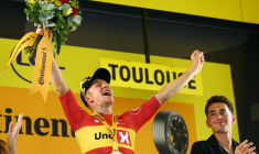Jonas Abrahamsen de l'équipe Uno-X Mobility célèbre sur le podium