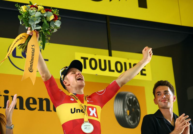 Jonas Abrahamsen de l'équipe Uno-X Mobility célèbre sur le podium