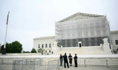 Des policiers en faction devant la Cour suprême américaine,  le 27 juin 2025 à Washington ( AFP / Mandel NGAN )