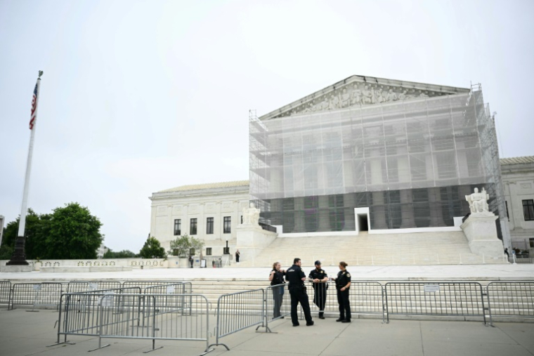 Des policiers en faction devant la Cour suprême américaine, le 27 juin 2025 à Washington ( AFP / Mandel NGAN )