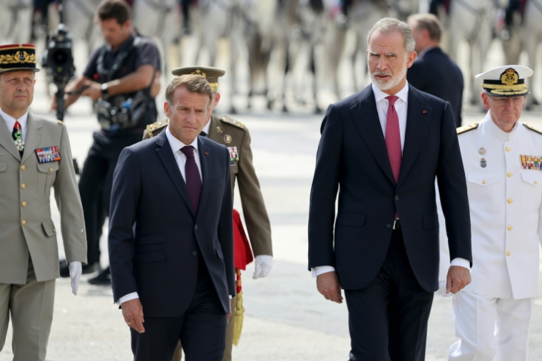 Le roi Felipe VI d'Espagne (c,g), le président français Emmanuel Macron et le chef de l'état-major Vincent Giraud (g) passent les troupes en revue lors d'une cérémonie au palais royal, le 29 septembre 2026 à Madrid ( AFP / Ludovic MARIN )