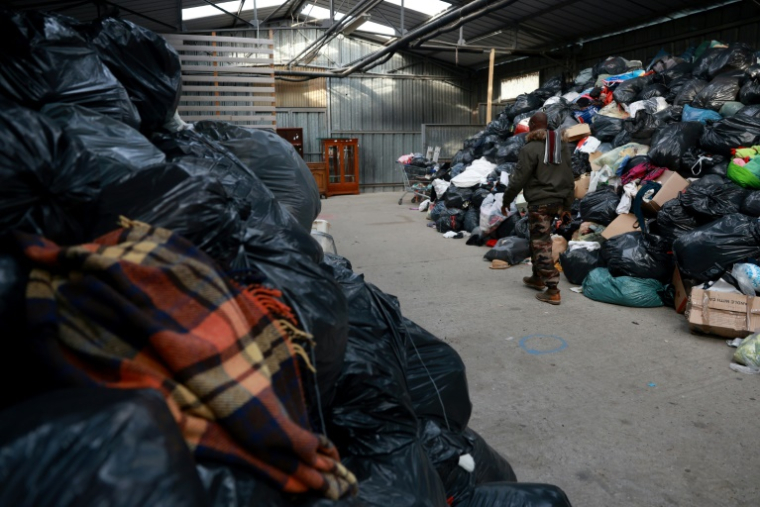 Un entrepôt d'Emmaüs rempli de sacs poubelle pleins de vêtements, à Parempuyre (Gironde), le 20 décembre 2025 ( AFP / ROMAIN PERROCHEAU )