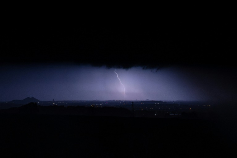 Météo-France a mis fin lundi matin à la vigilance orages et pluie-inondation qui concernait jusque là plusieurs départements du sud-est du pays, après un épisode de violents orages qui a conduit à la mort d'une personne en Saône-et-Loire ( AFP / Sameer Al-DOUMY )