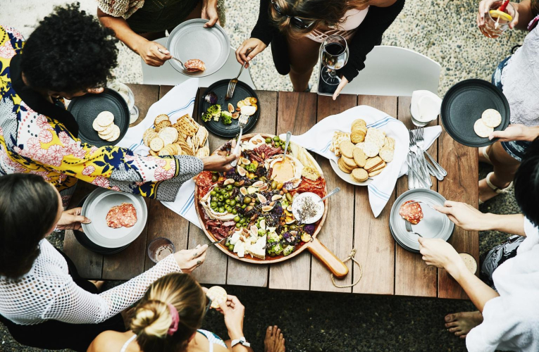 Moment de partage et de convivialité par excellence, l’apéritif se partage en famille ou entre amis crédit photo : Getty images
