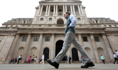 Un homme passe devant le bâtiment de la Banque d'Angleterre à Londres