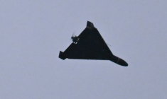 Un drone Shahed 136 (Geranium-2) de conception iranienne utilisé par la Russie, volant au-dessus de Kiev, le 27 décembre 2025 ( AFP / Sergei SUPINSKY )