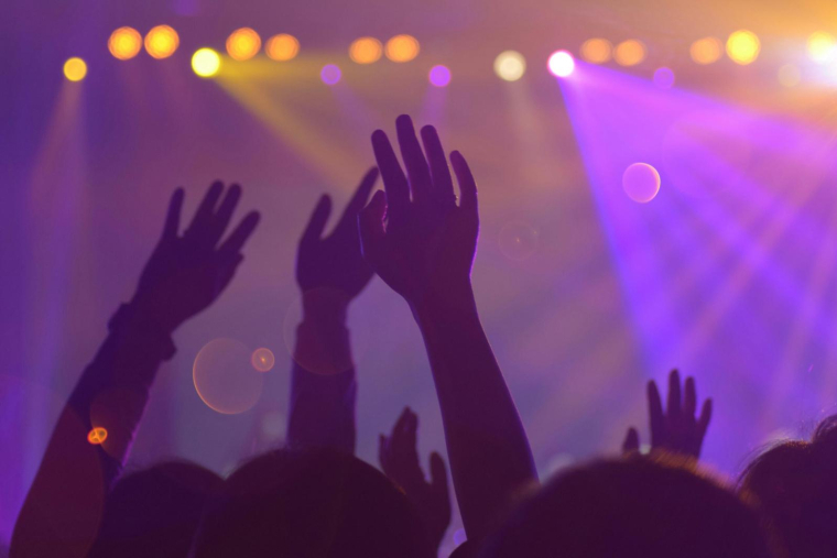 La tournée 2025 d'Indochine affiche déjà complet et les arnaques aux billets se multiplient. (illustration) (Mark Angelo Sampan / Pexels)