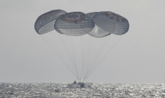 Photographie de la Nasa montrant la capsule Dragon, transportant l'équipage de Crew-12, lors de son amerrissage dans le Pacifique, au large de la Californie, le 8 octobre 2026 ( NASA / Keegan Barber )